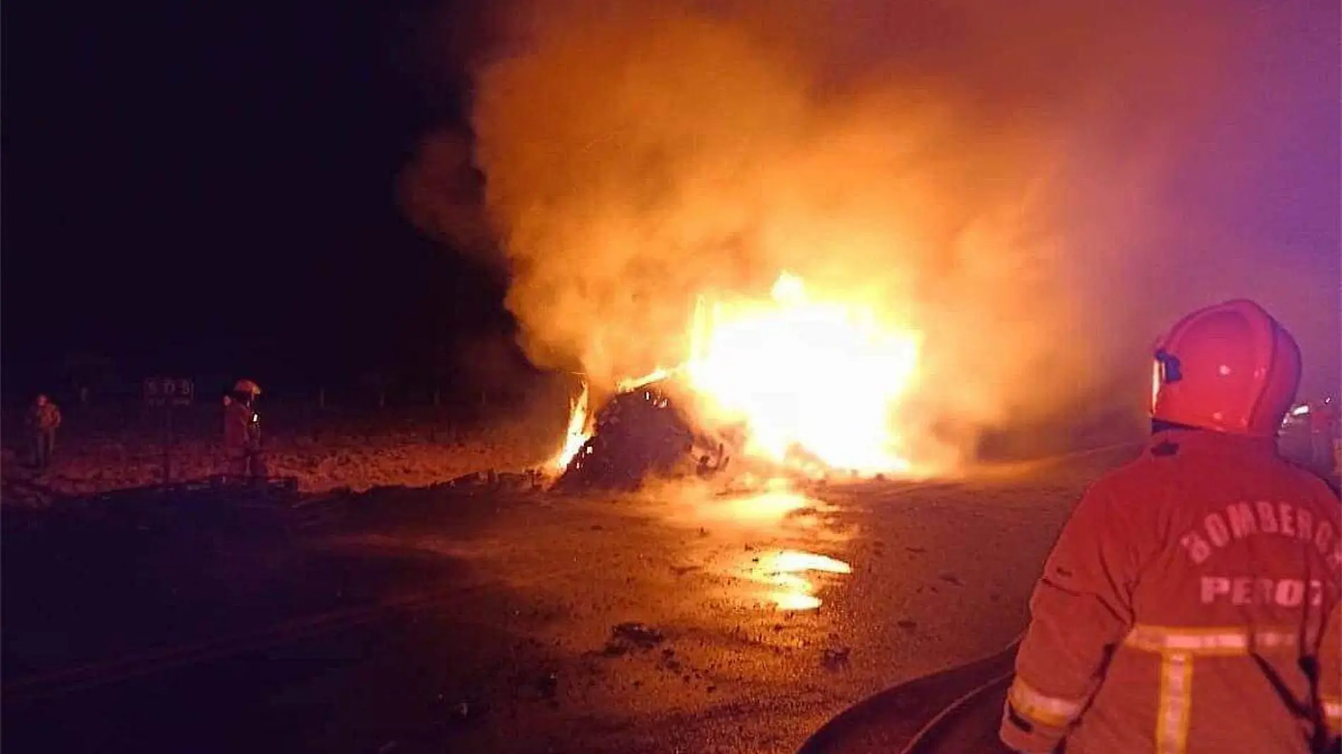 Bomberos atienden incendio de camión en carretera de Perote